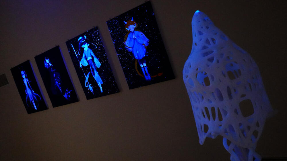 Fotoluminiscenci využila Eliška Dolenská (SUPŠ Kamenický Šenov) pro lampu Křemitka pletená (3D tisk) i Robin Bernklau (SUPŠ a VOŠ Jablonec nad Nisou) pro své digitální malby postav anime.