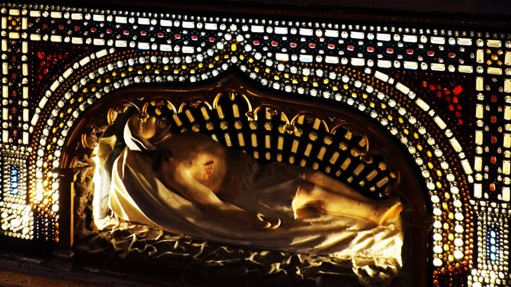 Kunratický oltář Božího hrobu, detail spodní části s Kristem uloženým do jeskyně.