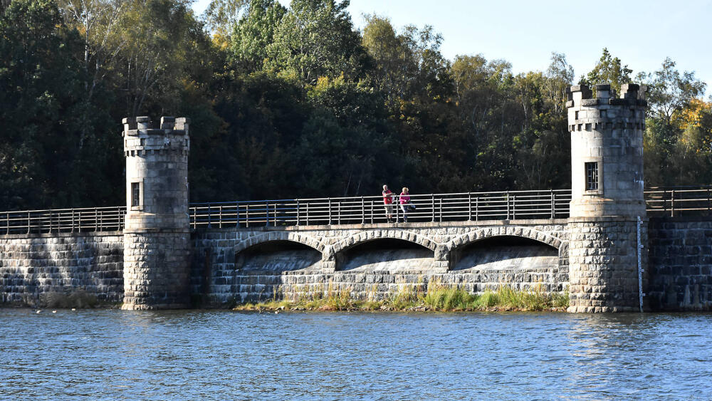 Tři povodňové přelivy mají kapacitu téměř 20 m3/s.