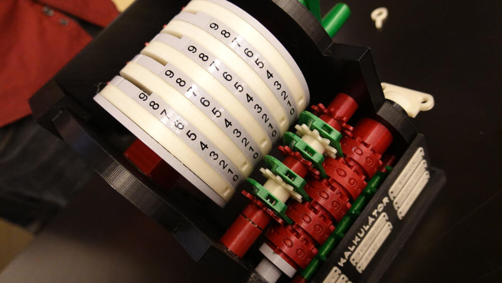 Zvítězil funkční model mechanického kalkulátoru vyrobený podle spisu jeho vynálezce matematika a filozofa G.W. Leibnitze.