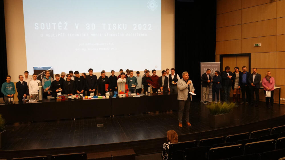 Závěrečné společné foto všech týmů a organizátorů soutěže.
