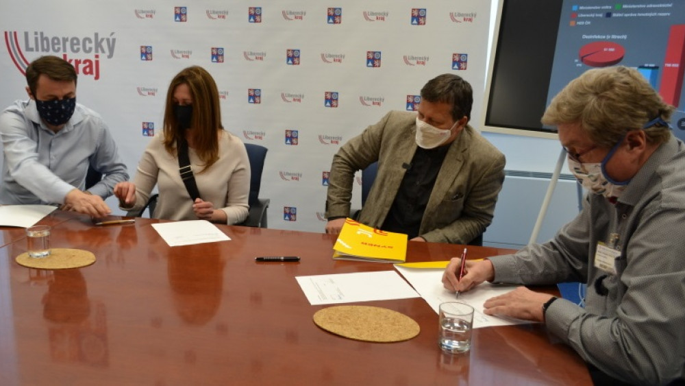 Podpisy darovacích smluv. Mezi hejtmanem a dvěma řediteli nemocnic je představitelka Nadace Syner Eva Syrovátková