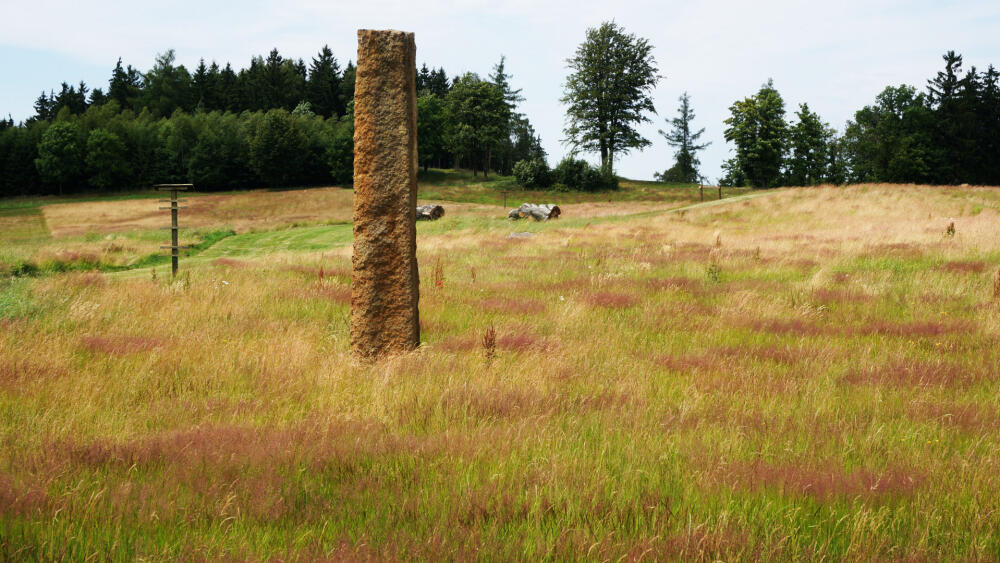 23. obelisk nazvaný Poutník je umístěný vně kruhu, představuje sv. Jana (odkazuje na Starý zákon, 4. kapitolu Apokalypsy sv. Jana) a zároveň symbolizuje možnost rozvinutí geometrického plánu obelisků.