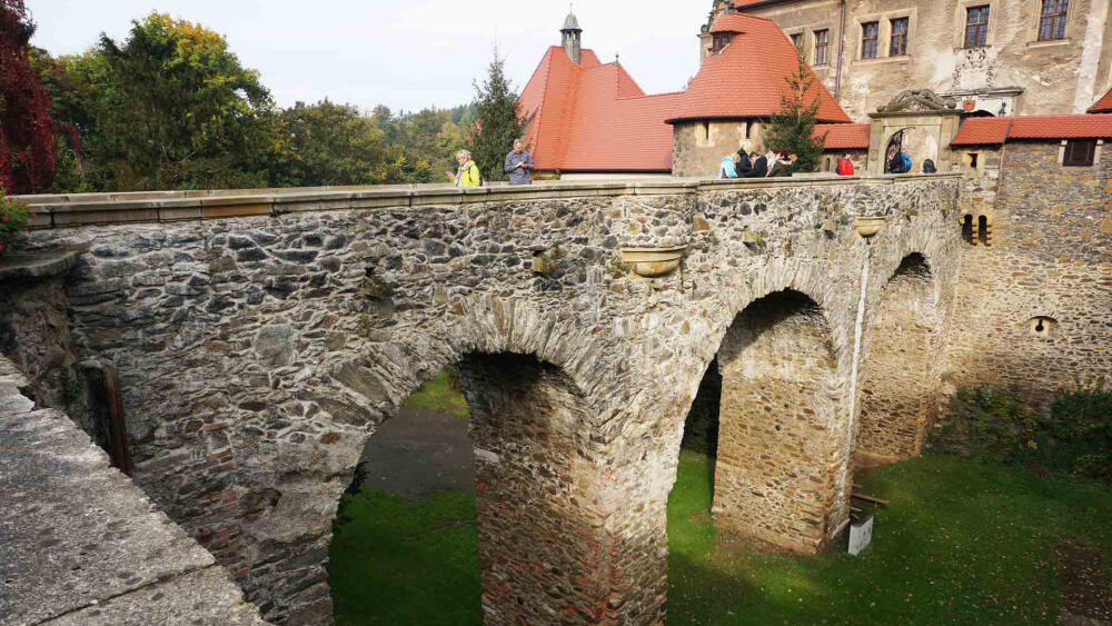 Most přes bývalý vodní příkop.