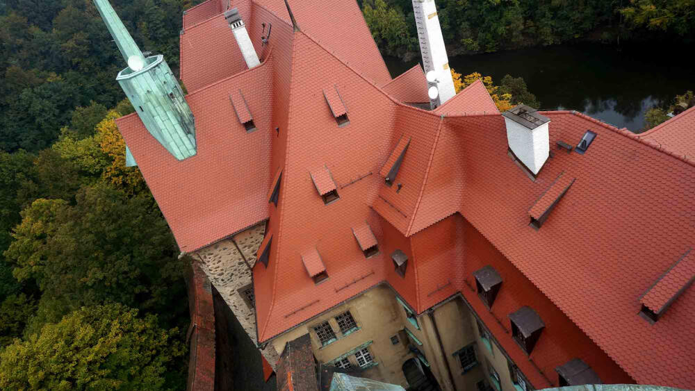 Zámek má nové střechy.