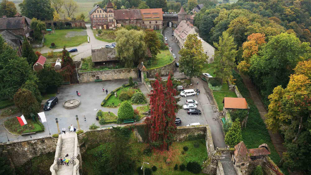 Areál je poměrně velký a obsahuje i hospodářský dvůr.