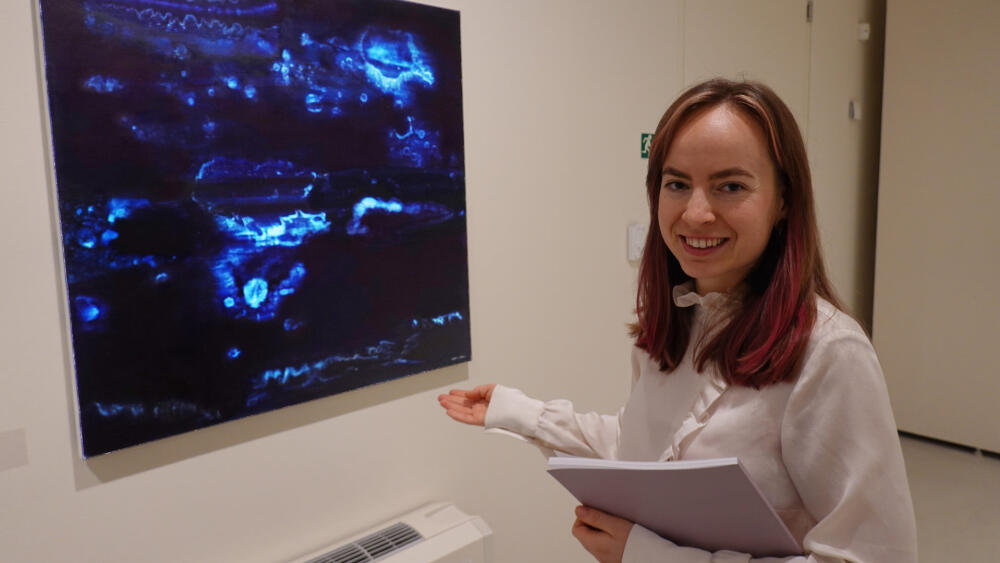 Johana Kabíčková ukazuje obraz Etuda 8, který je nejmladším dílem expozice. Pochází z roku 2021.