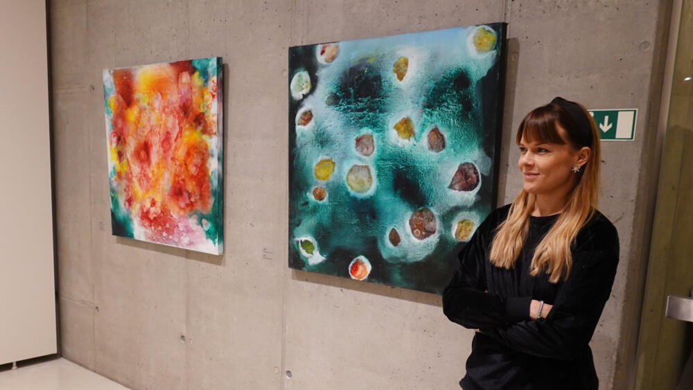 Radka Kuchtová z lektorského oddělení Oblastní galerie Liberec a obraz Nokturno.