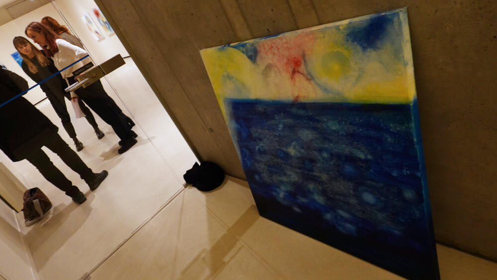 Pár obrazů bohužel zůstalo za dveřmi. Do omezené expozice se víc děl prostě nevešlo.