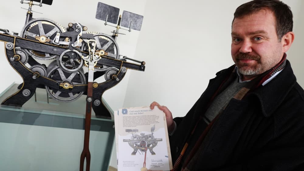 Ředitel Jiří Křížek demonstruje talent výtvarnice Kamily Francové, která během covidu muzeum nemohla navštívit a vše kreslila podle fotografií.