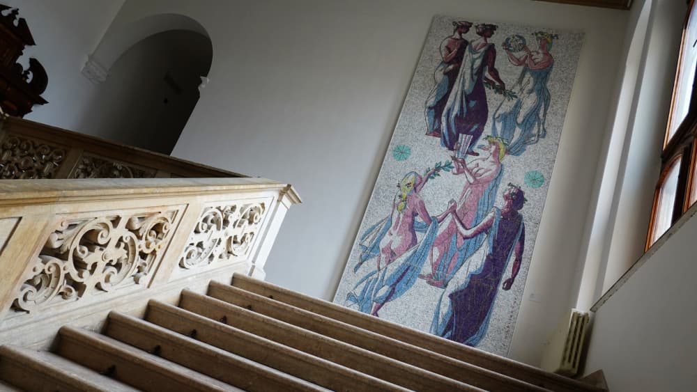 Dozvíte se například, že největším vystaveným exponátem je Hold sklu, mozaika navržená Josefem Kaplickým.