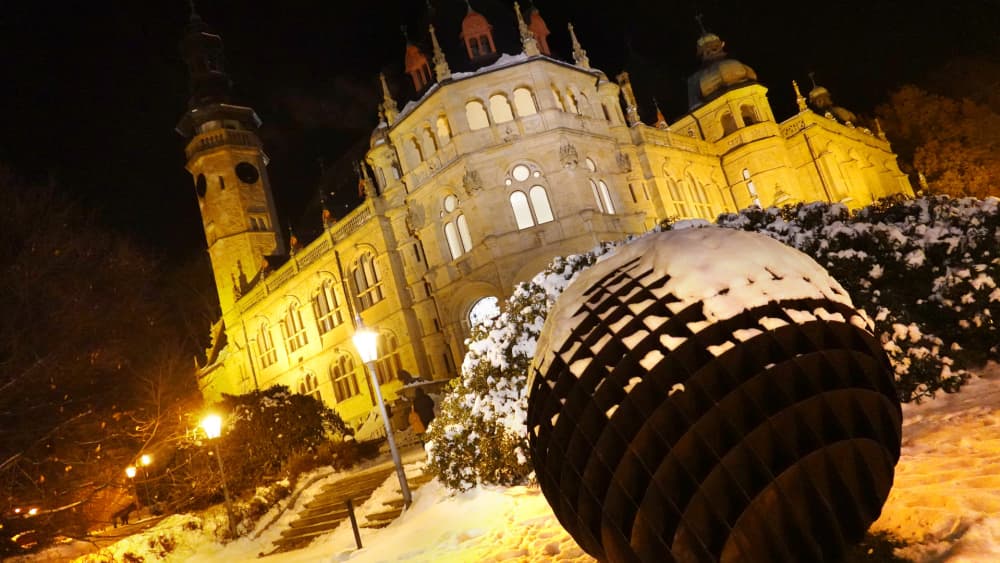 Routa, nedávno umístěná před Severočeské muzeum v Liberci, anoncuje chystanou výstavu V. K. Nováka.