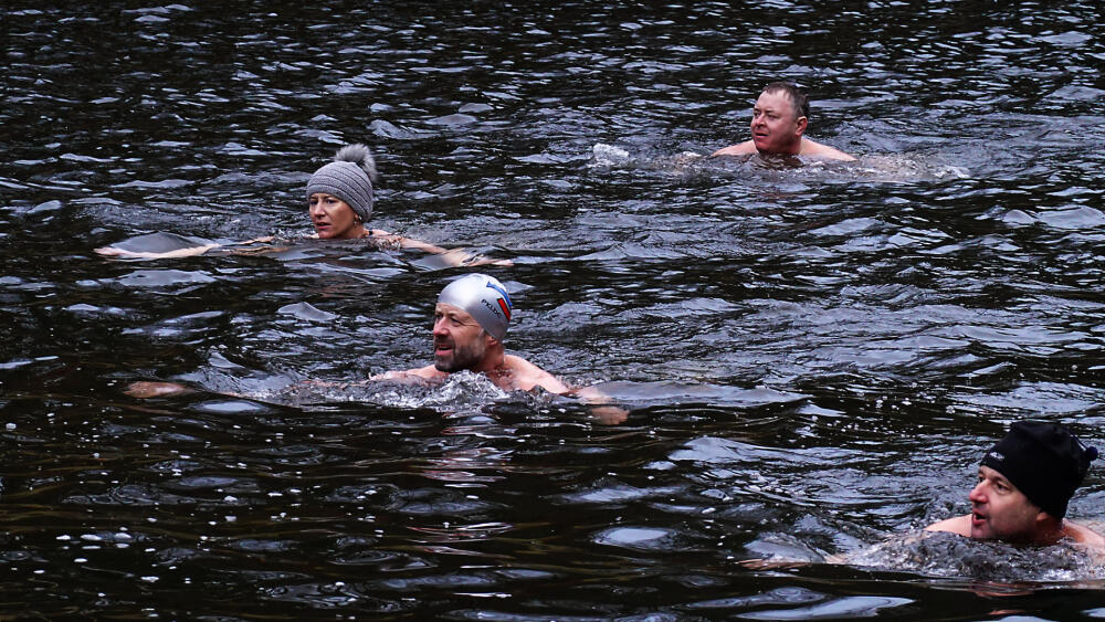 Důležité je, aby hlava zůstala v teple. Proto někteří zimní plavci nosí kulichy. Raritou nejsou ani neoprénové rukavice a ponožky. 