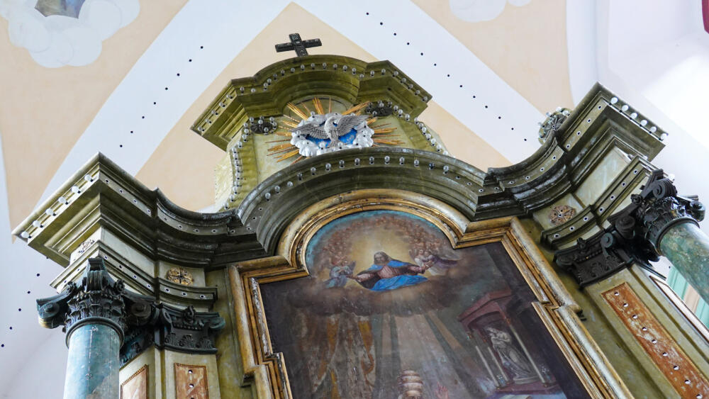 Presbyteriář kdysi velkoryse zdobilo několik desítek žárovek.