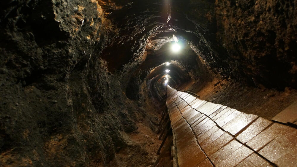 Spojovací chodba mezi srubem T-S 73 a místnostmi kasáren je dlouhá několik set metrů. Jdeme vodorovně, ale mocnost skály klesá asi na 40 m, protože chodba je ve svahu.