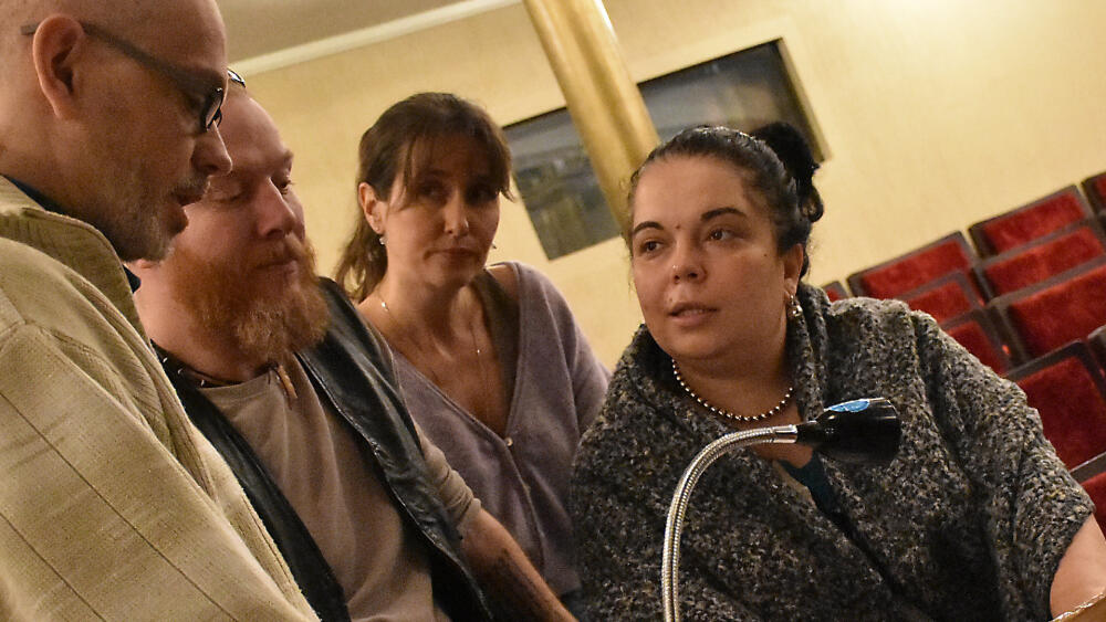 Režisérka představení Janka Ryšánek Schmiedtová (vpravo) se radí těsně před generálkou. Vedle ní stojí dramaturgyně Lenka Chválová.