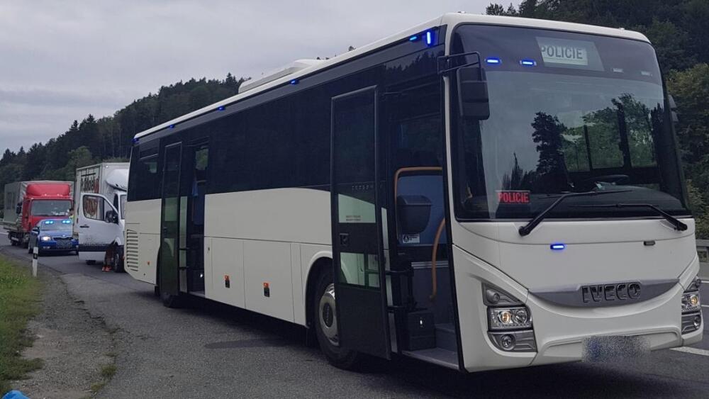 To je on. Policejní autobus.