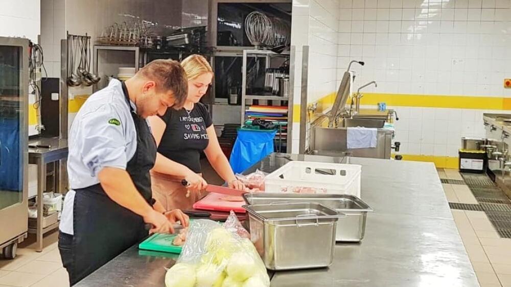 Přípravy jídla pro evakuované se ujala krajská nemocnice. Foto KNL