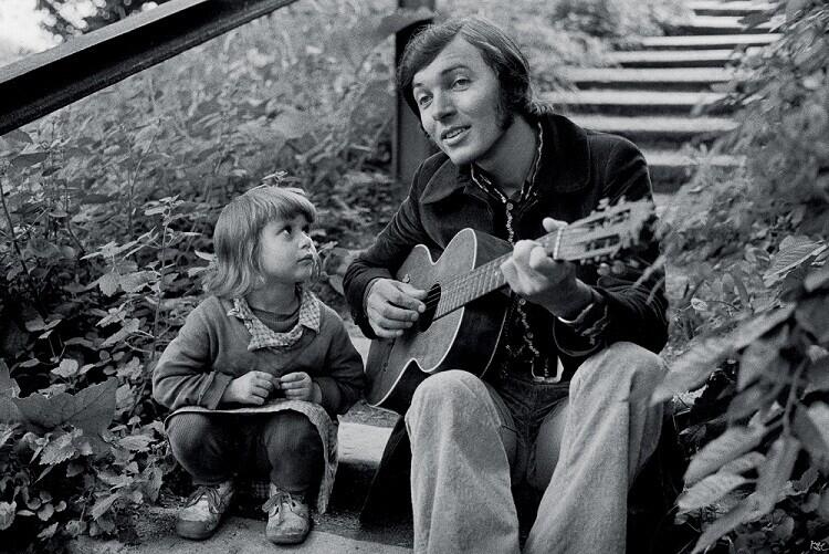Holčička na schodech (1970) „Náhoda přeje připraveným, Karel vzal kytaru a nedaleko od jeho tehdejšího domu ve Strašnicích jsme uviděli tohle krásné děvčátko,“ vzpomíná fotograf Otto Dlabola. Foto: photo©Otto Dlabola 