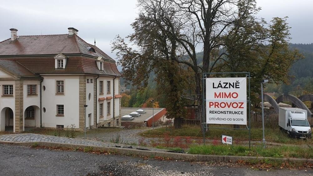 Lázně několik let fungovaly v nedokončené podobě, dnes jsou zavřené, údajně kvůli rekonstrukci.
