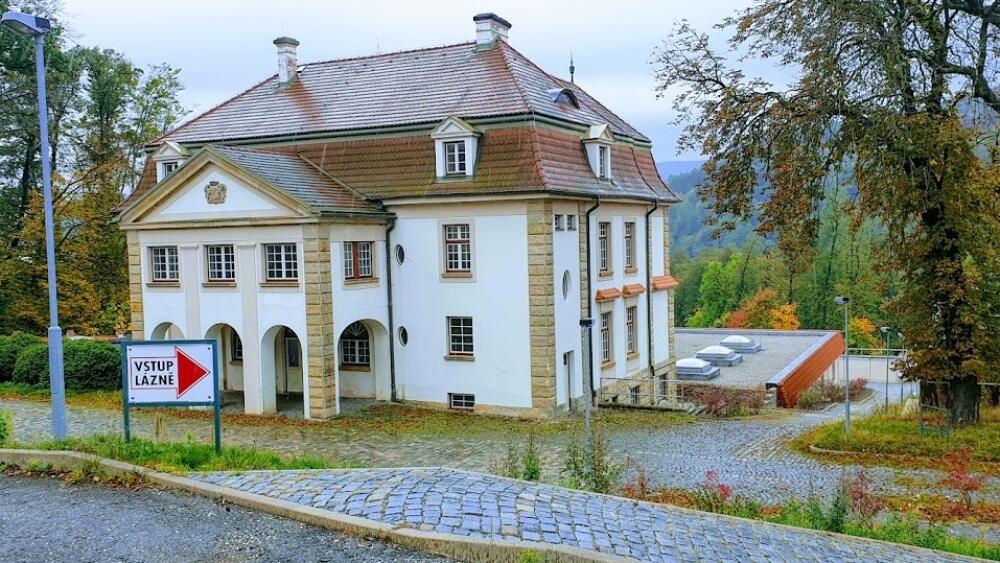 Termální lázně v Chrastavě jsou nyní uzavřeny. Pohled od parkoviště.