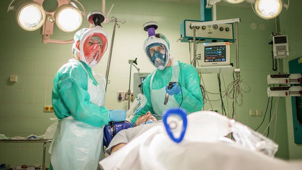 Potápěčské masky používají lékaři na sálech. Foto: www.tul.cz