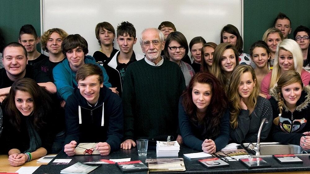 Spisovatel Jiří Stránský mezi studenty.