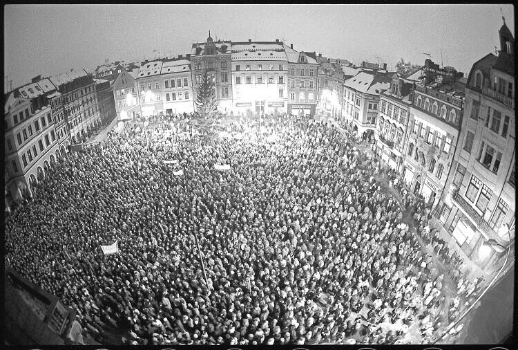 Scan ikonické fotografie. Liberec, listopad 1989, foto Milan Drahoňovský