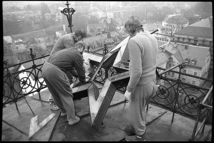 Scan originálního snímku z roku 1989. Sundavání hvězdy z radniční věže, listopad 89, foto: Milan Drahoňovský