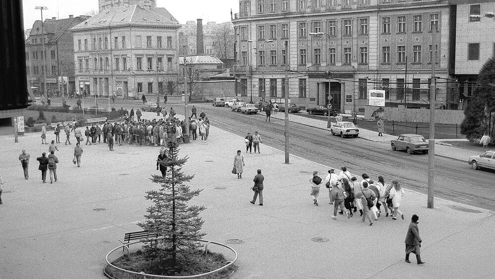Tam, kde dnes sídlí ČSOB, bývával "okresní stan" KSČ. I tudy před 30 lety prošly dějiny. Foto: Milan Drahoňovský