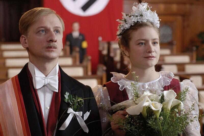 Obsluhoval jsem anglického krále, záběr z obřadní síně liberecké radnice. Foto: www.imdb.com