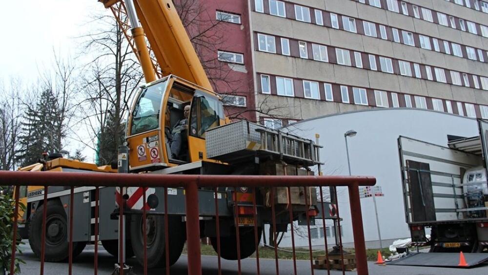 Archivní foto ze stěhování cenného přístroje do budovy z 2.12.2019. Zdroj: FB KNL