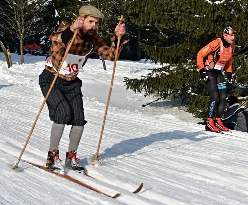 Prvních 15 startovních čísel je navždy vyřazeno, patří horolezcům tragicky zesnulým pod Huascaránem. Symbolicky je oblékají historičtí lyžníci, kteří jsou součástí startovního ceremoniálu. Foto: Ota Mrákota