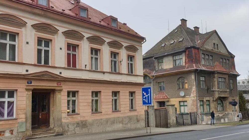 Druhý zdevastovaný objekt je hned vedle. Zvenku vypadá jakž takž slušně, ale je to jen dojem.