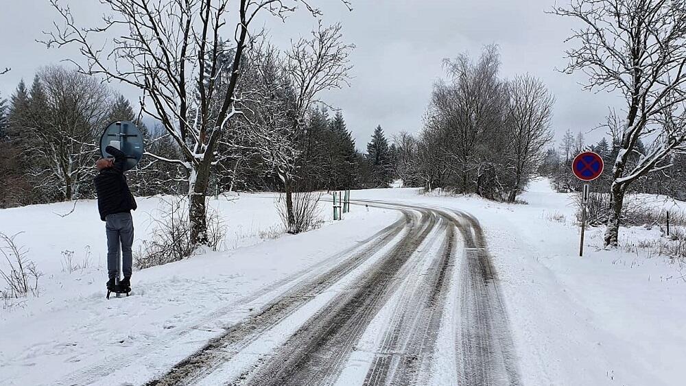 Senzory se montují na zadní stranu dopravních značek. Foto: Silnice LK