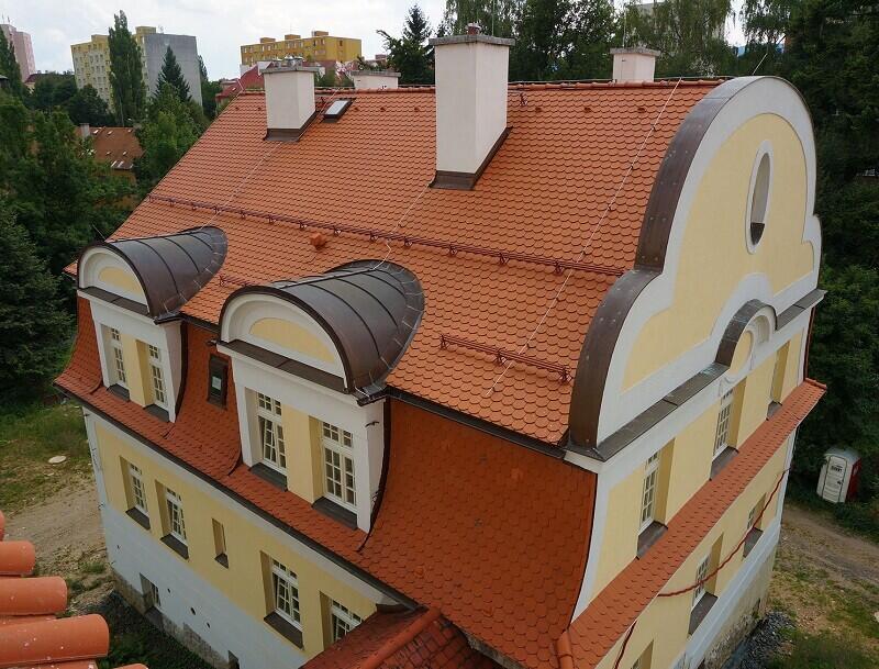 Pořád se jen mluví o kostele, ale řeč by měla být i o faře. Archivní foto: Mad