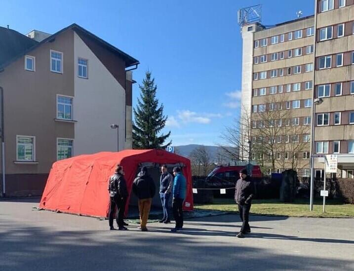 Toto je triážový stan. Foto: FB KNL