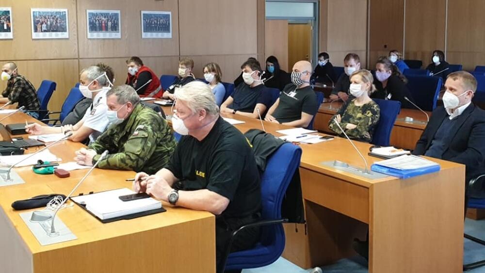 Fotku ze "schůze" zveřejňujeme opravdu výjimečně. Snímek ze zasedání Krizového štábu LK si ale výjimku zaslouží. Foto: FB LK