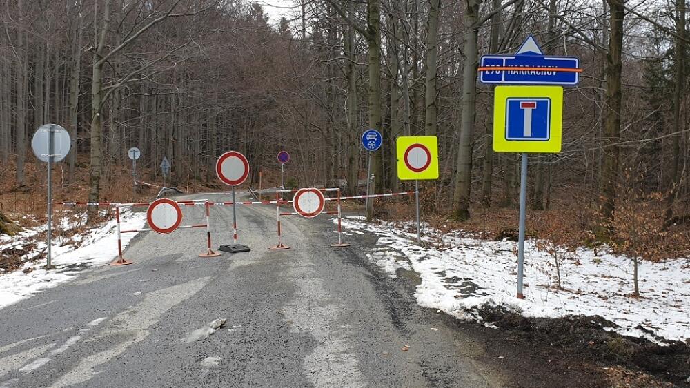 Nejvíce zákazových značek na jednom místě. Silnice na Smědavu.