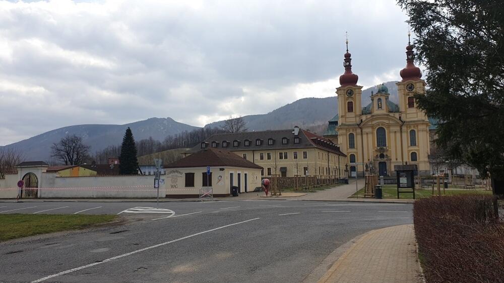 Hejnice. Jindy živý prostor před bazilikou je úplně pustý. 