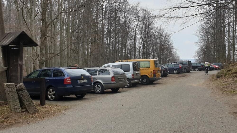 Oldřichovské sedlo. Tady se parkovat může. Venku je ale zima, takže se sem vejdou všichni zájemci.