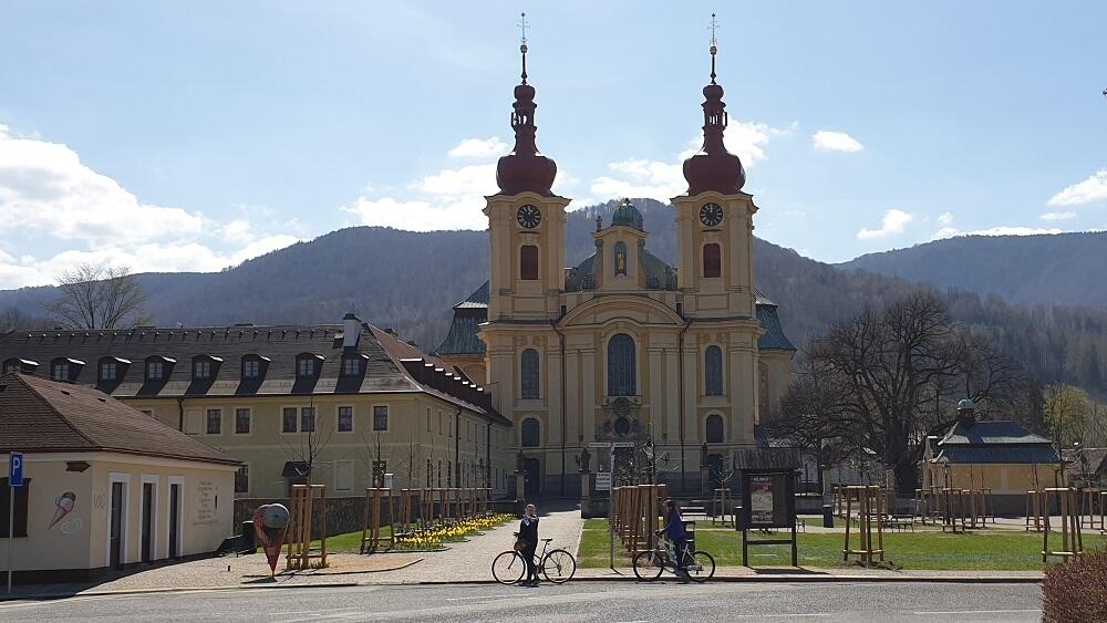 Hejnice před bazilikou.