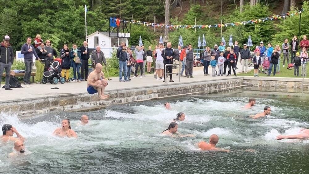 Hromadný skok do Lesního koupaliště. Foto: FB primátora J. Zámečníka