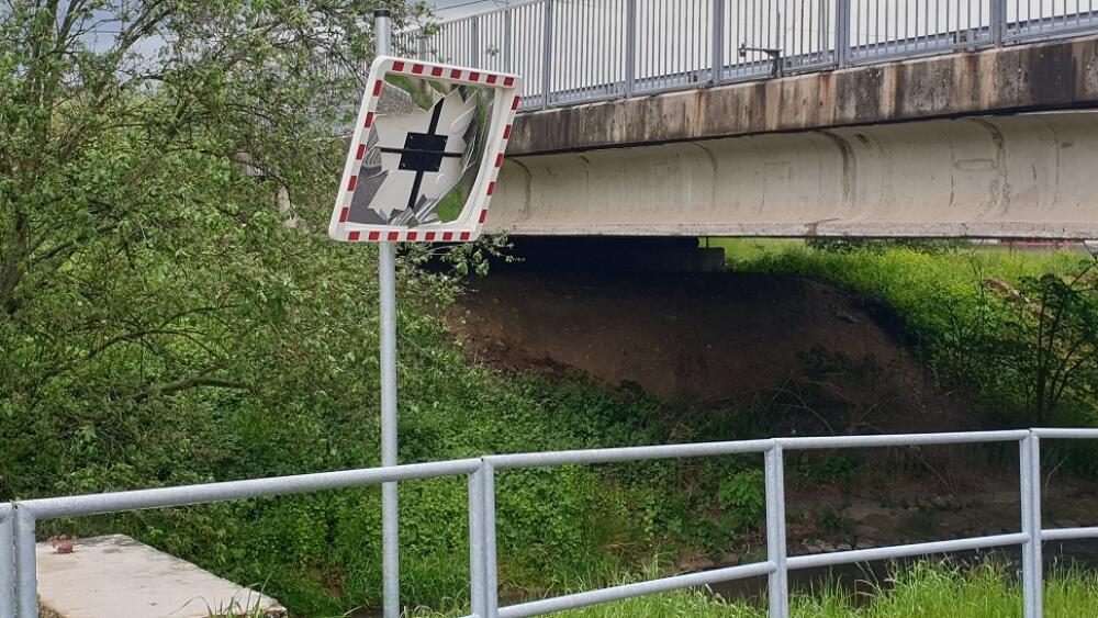 Zrcadlo ve směru od Pavlovic je rozbité už několik měsíců.