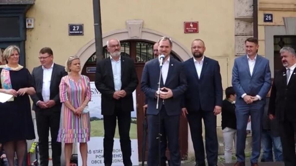 Tuto fotografii hejtman zveřejnil na svém FB. Vpravo stojí on a vedle něj senátor s starosta Chrastavy.