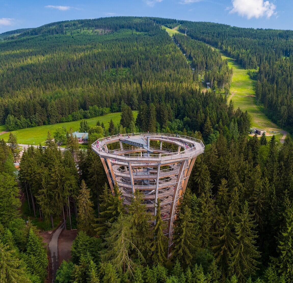 Stezka korunami stromů v Janských Lázních v Krkonoších.