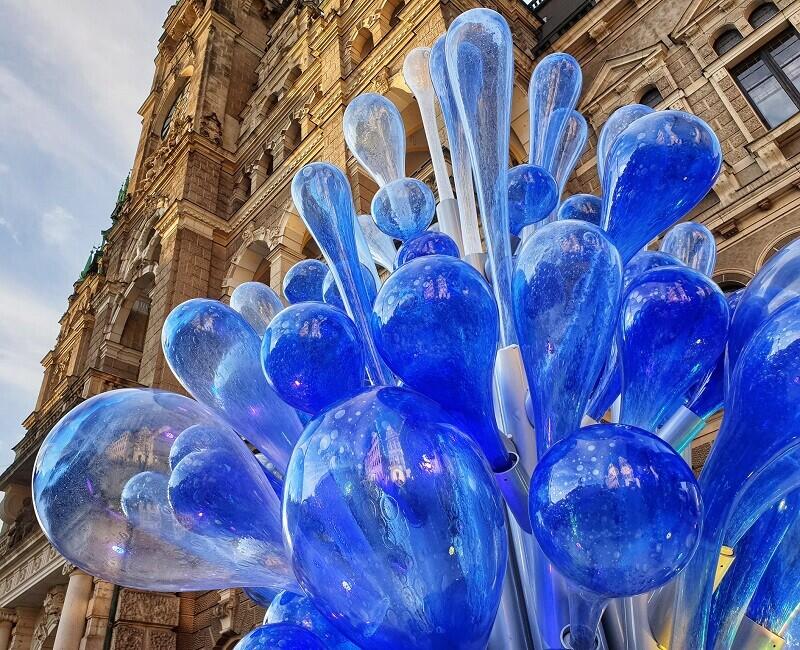 Před radnicí jsme před chvílí slavnostně odhalili skleněnou plastiku SUBLIMA od umělce Jiřího Pačinka. Dílo z huti Pačinek Glass bude zdobit náměstí Dr. E. Beneše po celý rok a zároveň se stane pozvánkou do Křišťálového údolí. Foto: FB Liberec.cz