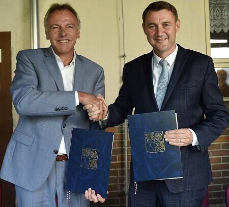 Jednatel společnosti SineCura Anton Keller a hejtman LK Martin Půta.