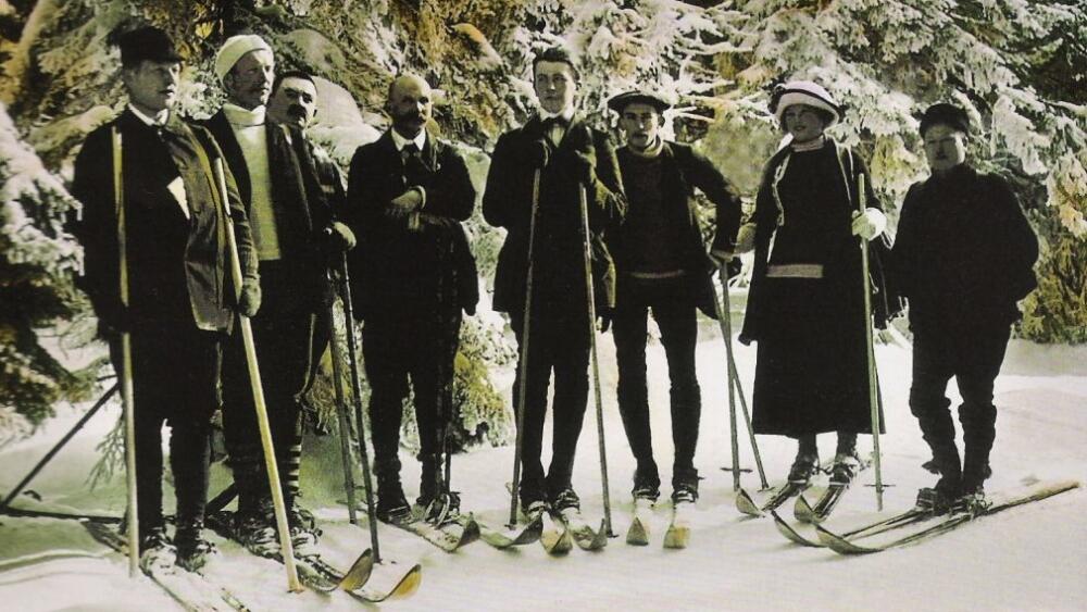 Dobové foto lyžníků v Krkonoších.