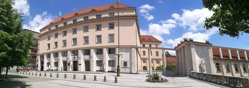 Budova Ministerstva zdravotnictví ČR. Tam by se určitě našel "tichý koutek" pro noční jednání...